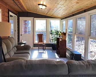 Cub Cabin on Massanutten Resort- Fully Renovated Log Cabin- Hot Tub & Fire Pit - McGaheysville - Living room