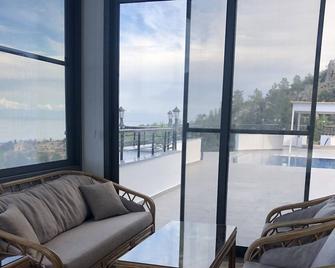 Large Luxury Villa With Private Pool in Lapta, Kyrenia - Lápithos - Вітальня