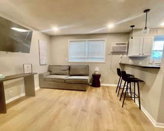 Joslyn 12-Newly Remodeled 1 Bdrm - Omaha - Living room