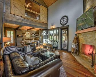 Singing Pines - Blue Ridge - Living room