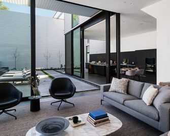 Downtown Healdsburg Contemporary Home with Pool - Healdsburg - Living room