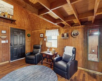 In the heart of Tampa rustic and convenient with AC WIFI and close to stadiums - Tampa