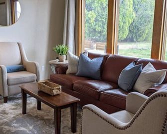 Wingate - Meridian, Cozy Acreage in the heart of the city - Meridian - Living room