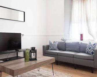 Tilly House - Tillicoultry - Living room