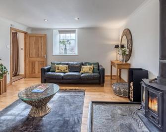 Smiddy Cottage - sleeps 5 guests in 3 bedrooms - Aberfeldy - Living room