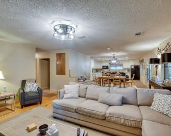 Spacious Alexander City Retreat with Private Dock! - Alexander City - Living room