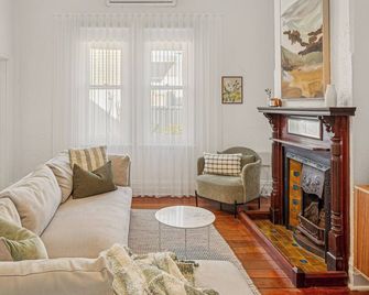 Light-Filled North Perth Stay | Walk to Cafes | Stylish & Central - North Perth - Sala de estar