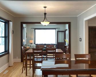 Lake House Farm, Game Room Barn, Lake Shore, Paved Bike Trail, Private 2 acres. - Faribault - Eetruimte