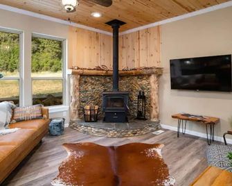 Refined Living Surrounded by Beautiful Scenery and Amazing Wildlife - Garden Valley - Living room