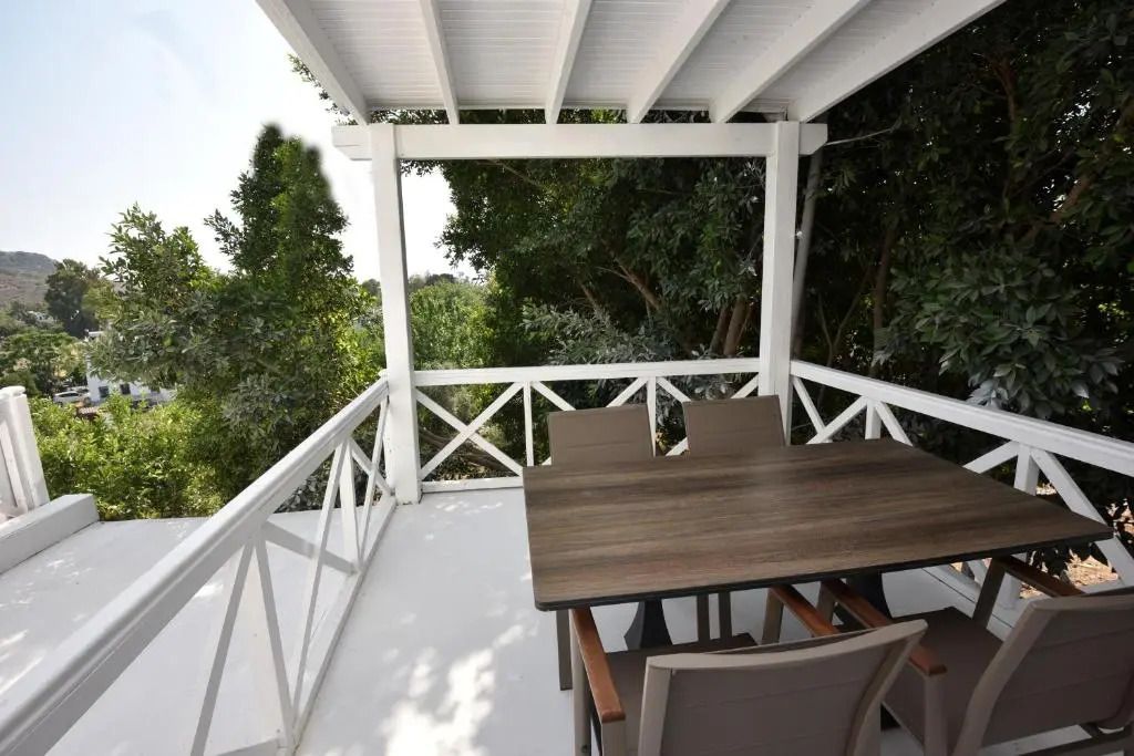 Benjamin Otel Gumusluk - גומושלוק - מרפסת