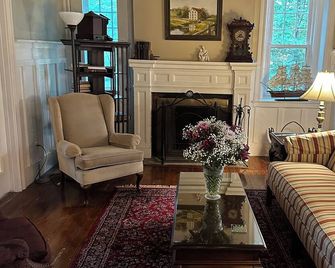 Lovely Large Home in Quiet Community with Nearby Amenities - Canadensis - Living room
