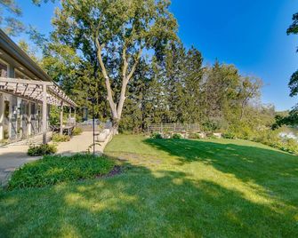 Riverfront Libertyville Retreat w/ Outdoor Kitchen - Libertyville