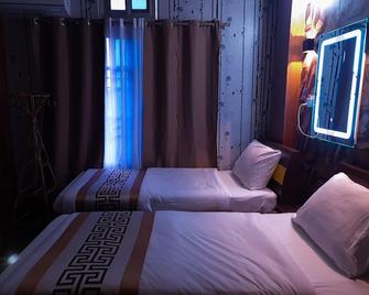 Sitar Hotel and Restaurant - Dhangarhi - Bedroom