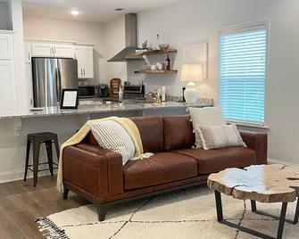 Condo located downtown Aiken that's only a 5-minute walk to the Alley! - Aiken - Living room