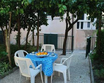 Levantur - Levanto - Hol