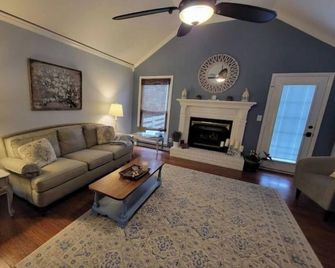 Quiet Comfort - King, Queen, and Twins in Charming - Cozy Home - Madison - Living room