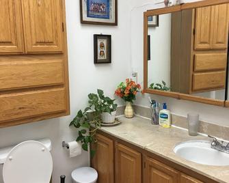 Separated Master bedroom with privacy - Pleasanton - Bathroom