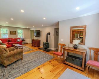 Luxury Newly Renovated 3 Bedroom Home Close to Brattleboro and Mount Snow - Newfane - Sala de estar