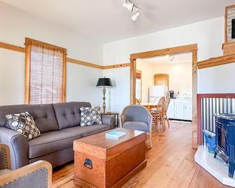 Stunning Cottage across for public Bayshore beach - Grand Marais