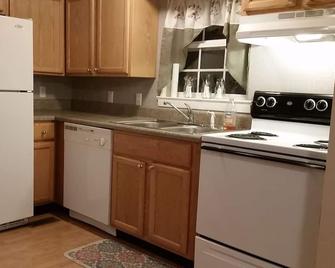 Adorable 2 bedroom home, affordable, great location just off hwy 127 - Dunlap - Kitchen