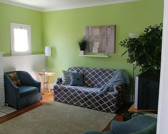 Relax at Lakeview Beach! Enjoy our Great Lake: views or steps to Beach & Parks! - Lorain - Sala de estar