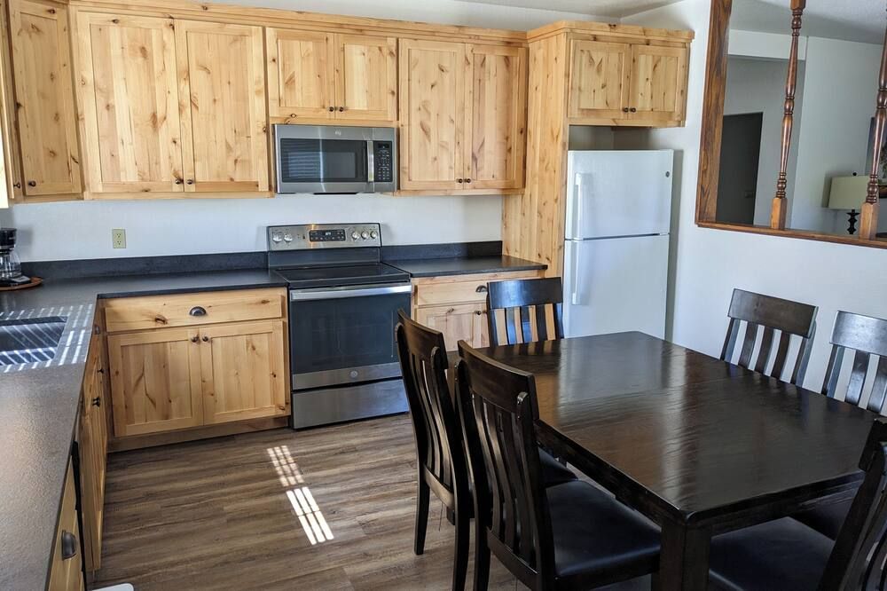 Tranquil 4-bedroom house with AC in charming Weed - Weed - Kuchyň
