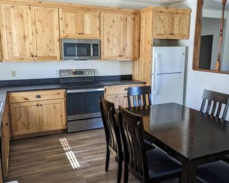 Tranquil 4-bedroom house with AC in charming Weed - Weed - Küche