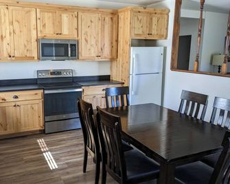 Tranquil 4-bedroom house with AC in charming Weed - Weed - Kuchyň
