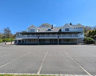 Spacious Apartment Minutes from State Park & Lake - Andover - Edificio
