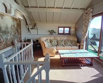 Cottage situated within beautifully Secluded Farmhouse.Stunning Heated Pool Area - Bessines-sur-Gartempe - Huiskamer