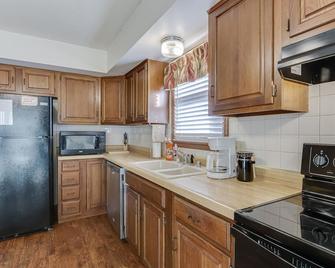 Comfortable & Clean 2-bdrm Home W/Great Amenities - St Joseph - Kitchen