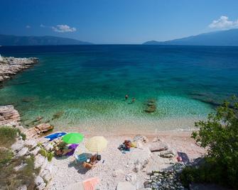 Myrto Apartments - Agia Effimia - Beach