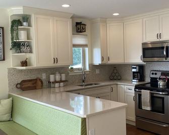 The Spot on Sproat Lake - Port Alberni - Kitchen