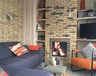 Secluded Holiday Home In Ballum Frisian Islands With Terrace - Ameland - Wohnzimmer