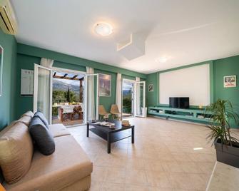 Cinema Themed House in Argostoli - Argostoli - Living room