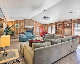 Pine Bluff - Pine Bluff - Living room