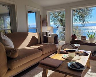 Stunning views, cottage charm and modern luxury converge in the 1000 Islands! - Gananoque - Salon