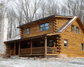 Spacious 6-bedroom cabin & sports bar in Amish country. Close to Breitenbach. - New Philadelphia - Building