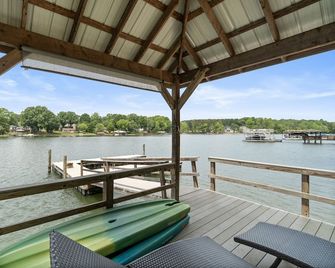 Lake Norman Waterfront - Private Dock, 3 Boat Slips, Kayaks - Pet Friendly - Mooresville - Balcony