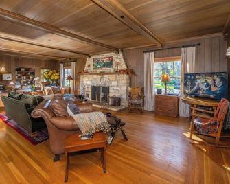 Stunning wine country estate with pool, vineyard, expansive vistas & more - Greenfield - Sala de estar