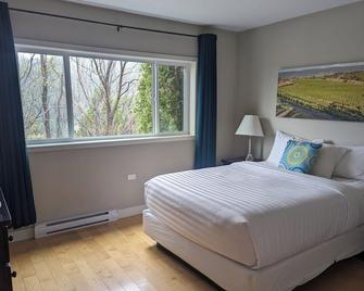 Wine Lover's Paradise with Spectacular Lake and Vineyard Views. - Summerland - Bedroom