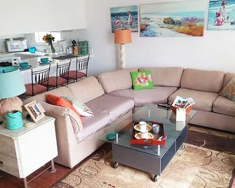 Beautiful 3 Bd Ocean View Beach Rental Located 25 Steps To Sand - 新港灘 - 客廳