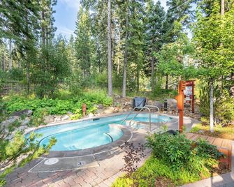 Wolfe by Avantstay 5mins Northstar! w/ Hot Tub, Fireplace, 2 Private Decks! - Truckee