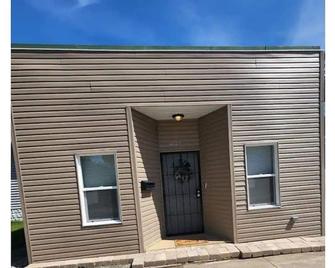 Honeycomb Hideout w/ 2 bedrooms - Gary - Building