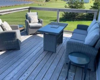 Sou'West Sunshine Cottage with Hot tub and Pool - Kensington - Patio