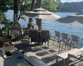 Direct Waterfront on Candlewood Lake with / boat slip/ hot tub & outdoor kitchen - New Milford - Patio