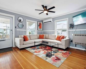 Blinkin Beach House Newly Renovated Steps to Beach - Hampton - Salon