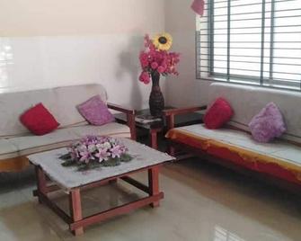 Iroomz Grand Palace - Koppal - Sala de estar