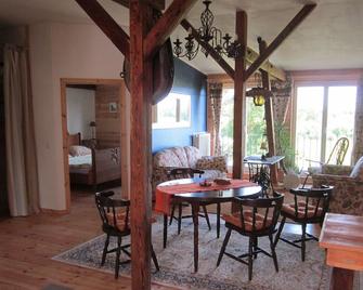 Romantic barn on the meadow path - Liepe - Comedor