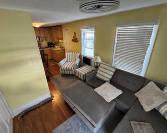 Cozy 1-bedroom condo in wonderful Lakeside Marblehead with WiFi, AC - Marblehead - Sala de estar